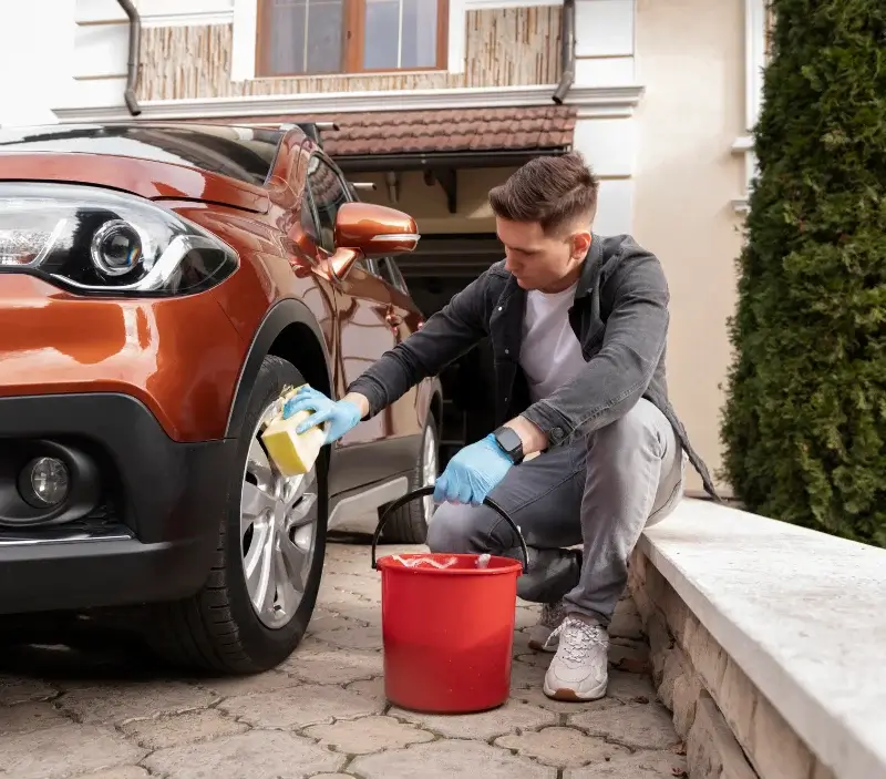 Lavage auto à domicile Montigny-sur-Vesle : professionnel intervenant sur un véhicule
